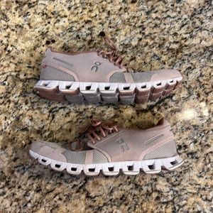 On Women’s Cloud 5 Shoes Size 7!